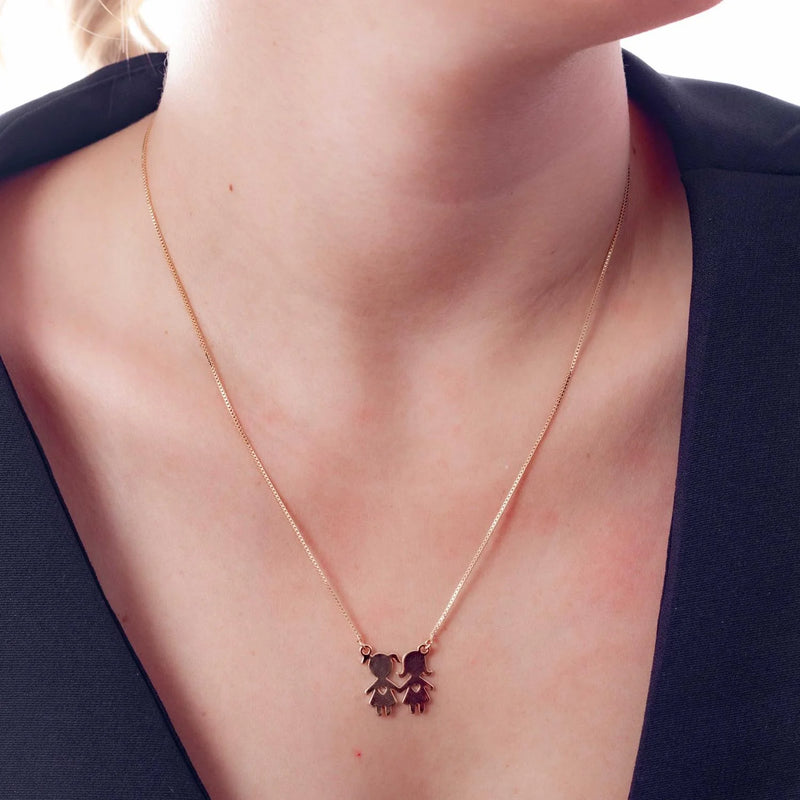 Colar com Pingente de Duas Meninas Banhado em Ouro 18k
