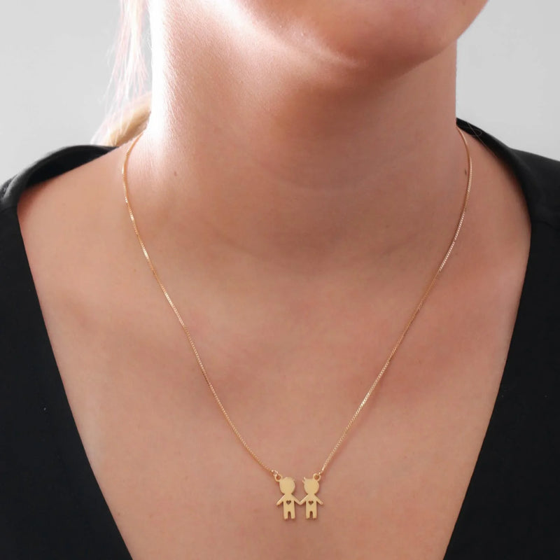 Colar com Pingente De Dois Meninos Banhado em Ouro 18k