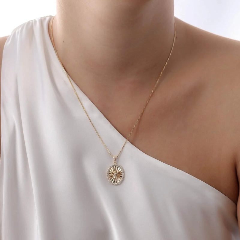 Colar Espírito Santo Cravejado com Zicôrnias Banhado em Ouro 18k