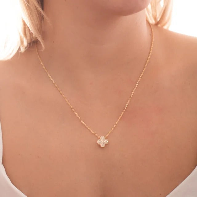 Colar com Pingente de Trevo Cravejado com Pedras de Zicôrnias Banhado em Ouro 18k