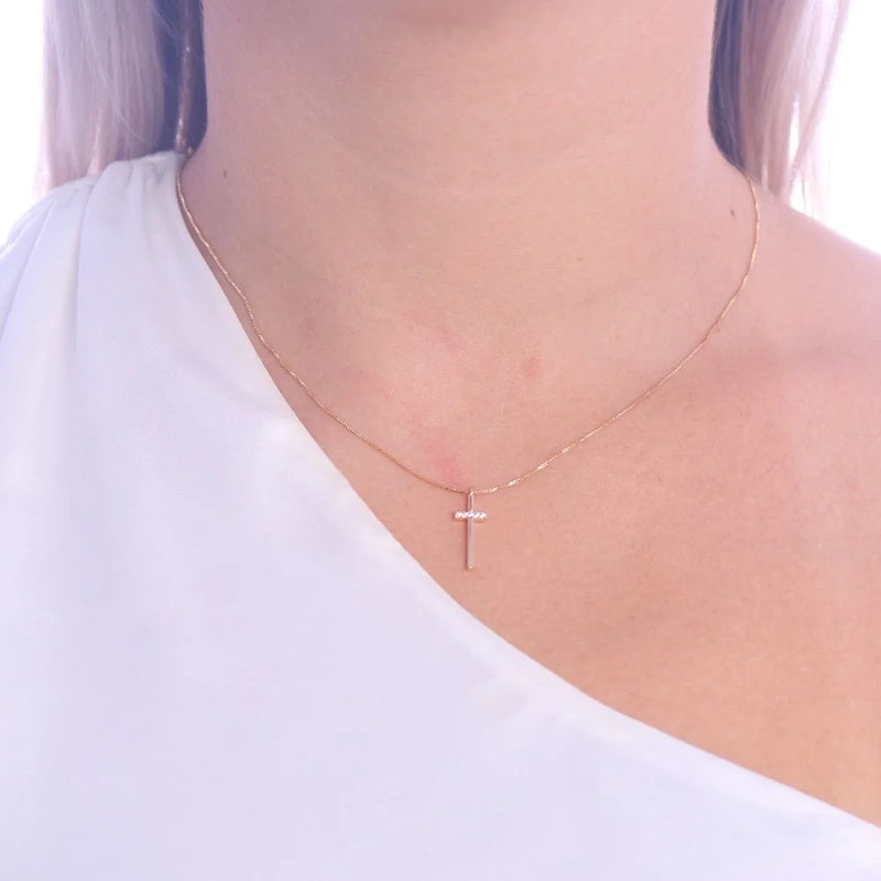 Colar com Pingente de Cruz Cravejado com Zicôrnias Banhado em Ouro 18k